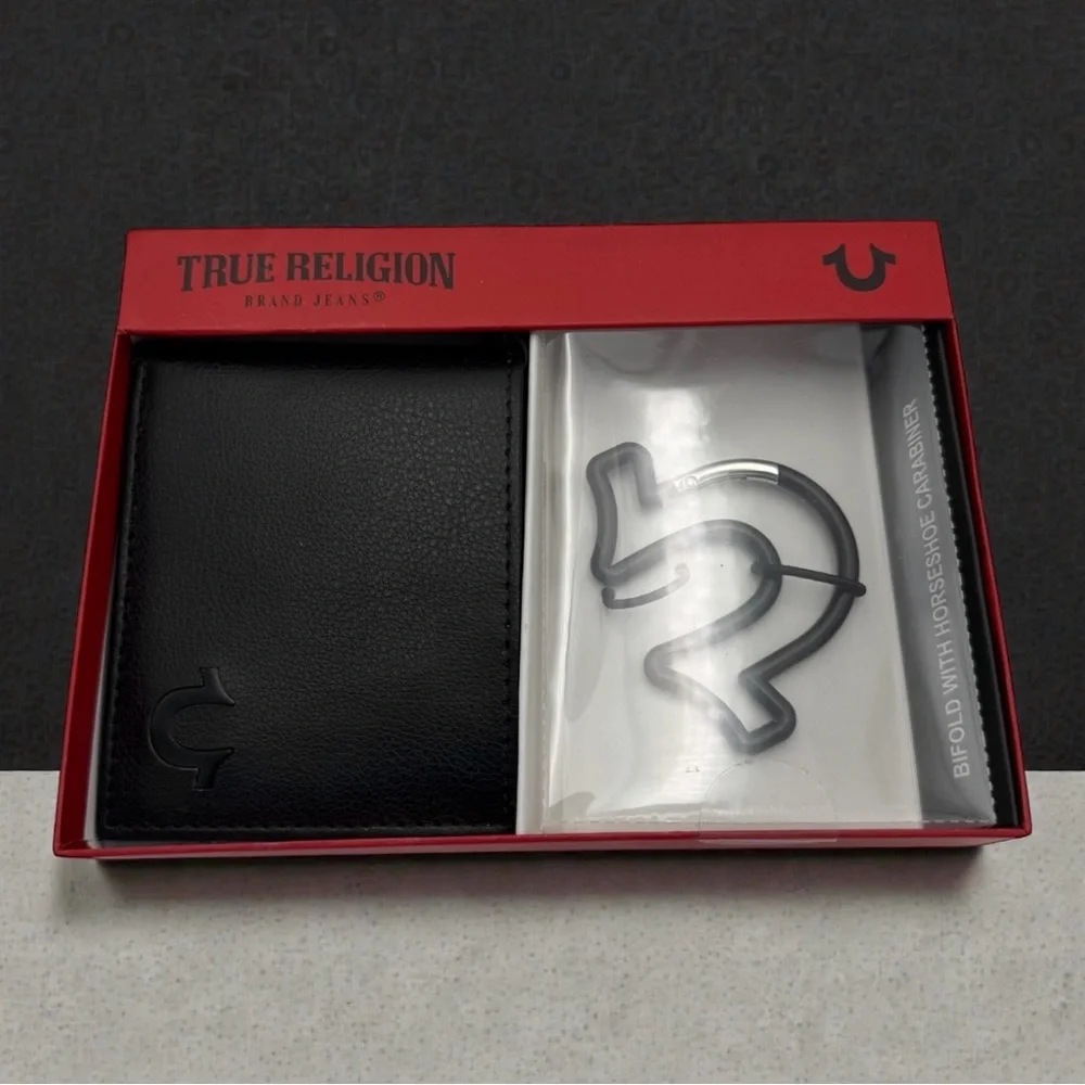 True Religion Genuine Leather Bifold Wallet & Horseshoe Carabiner Gift Set NIB